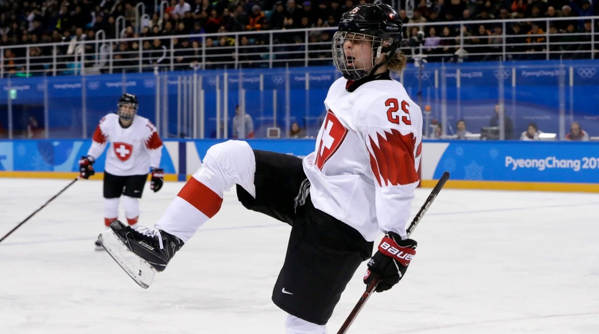 Canadian calgary toronto cwhl montreal trophy nhl zoe hickel celebrate inferno tori clarkson globalnews beating canadiennes leafs flames zamperin demise